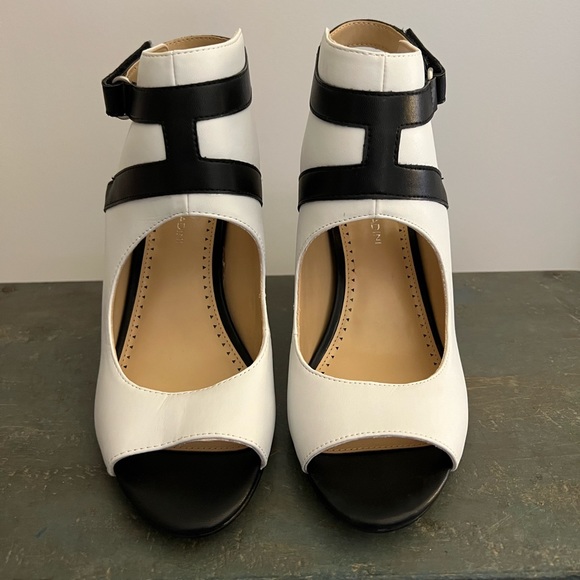 Adrienne Vittadini Glorene Heels Size 8 - Picture 2 of 7